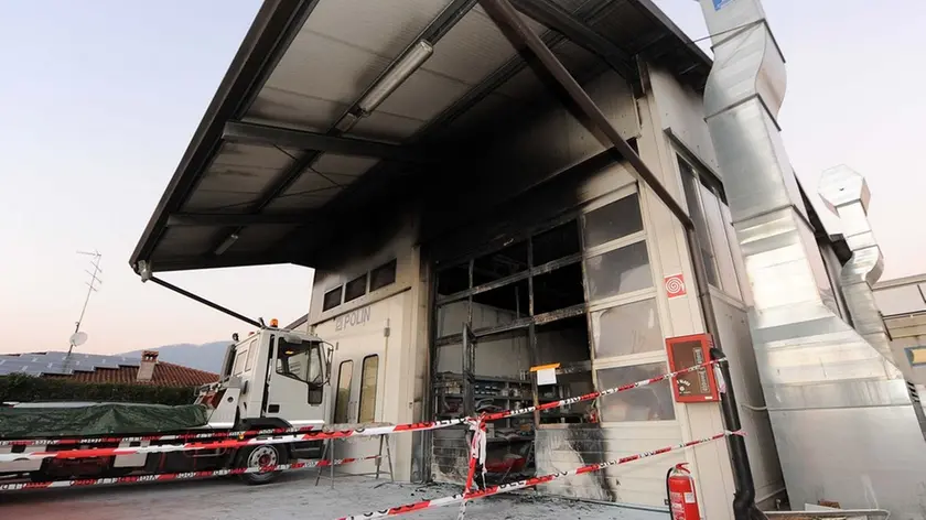 Bueriis 02 dicembre 2015 Incendio doloso alla Carrozzeria Rizzotti. Copyright Foto Petrussi / Ferraro Simone