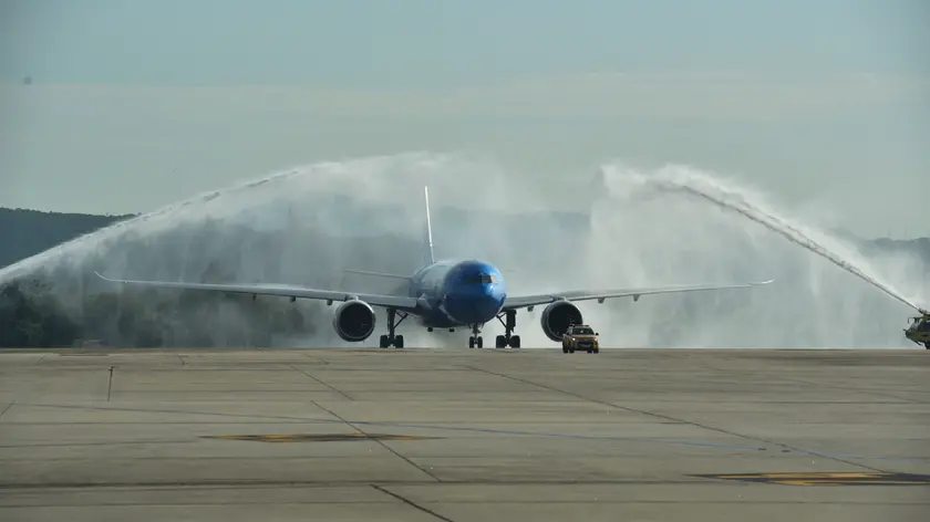 Rio de Janeiro/Roma, 30 de outubro de 2023 – A ITA Airways lançou hoje seu voo sem escalas entre o Rio de Janeiro e Roma. O voo inaugural, AZ 673, ligando as duas cidades partiu às 15h45 do aeroporto Rio de Janeiro-Galeão e foi operado com o Airbus A330neo da empresa, referência em termos de tecnologia, digitalização, inovação, eficiência, design e expressão máxima do Made in Italy. Para celebrar o lançamento da nova rota intercontinental que liga Brasil e Itália, uma cerimônia de corte de fitas foi realizada no Rio de Janeiro, com a presença de Emiliana Limosani, diretora comercial da ITA Airways e CEO Volare, Pierfrancesco Carino, vice-presidente de vendas internacionais da ITA Airways, Massimo Allegri, Gerente Regional Américas ITA Airways, Andrea Taddei, Country Manager Brasil ITA Airways, Alexandre Monteiro, CEO Aeroporto Galeão, Alessandro Cortese, Embaixador da Itália no Brasil, e Massimiliano Iacchini, Cônsul Geral da Itália no Rio de Janeiro. A expansão da ITA Airways em longa distância é um dos principais pilares da estratégia da companhia, pois além da rentabilidade, aumenta as conexões de curta distância, ajudando a expandir a capacidade da rede intercontinental. "Estou muito feliz de estar aqui hoje para inaugurar nosso novo voo direto do Rio de Janeiro para Roma. Este é o terceiro destino de longa distância que estamos abrindo em 2023, ano que marca o maior crescimento da ITA Airways no mercado intercontinental após a abertura de Washington e São Francisco na temporada de verão. - disse Emiliana Limosani, diretora comercial da ITA Airways e CEO Volare - Nosso objetivo é nos tornarmos a transportadora de referência para a mobilidade. O desenvolvimento da nossa rede tem um forte foco nos mercados onde há uma forte presença da comunidade italiana. Hoje, com o lançamento da rota Rio de Janeiro – Roma, demos um passo à frente em direção a esse objetivo". acrescentou a CCO. "O destino do Rio de Janeiro não está apenas desempenhando um papel estratégico para negócios e tráfego de cargas, mas também está fortalecendo ainda mais nossa expansão na América do Sul, um destino de férias favorito para os italianos e lar de milhões de pessoas de origem italiana. Com uma média de 21 voos semanais de ida e volta entre Brasil e Itália, as conexões são garantidas para todos aqueles que desejam viajar entre os dois Países". Com o lançamento do novo voo direto, a ITA Airways passará a operar 14 voos semanais entre Rio de Janeiro e Roma, que se somarão aos 28 voos semanais que já ligam São Paulo, a cidade mais populosa do Brasil, à capital italiana. Isso elevará o número total de voos semanais entre Brasil e Itália para 42, enquanto as conexões da ITA Airways entre a América do Sul e a Itália subirão para 56 voos semanais, incluindo os 14 voos semanais de Buenos Aires. A nova conexão sem escalas consolida o papel da ITA Airways como líder indiscutível em termos de tráfego direto entre a América do Sul e a Itália e confirma que a Companhia é a companhia aérea preferida das muitas comunidades italianas e locais no Brasil e na Argentina que escolhem suas aeronaves azuis para se sentirem "em casa" a partir do momento em que entram a bordo. A partir do Rio, os passageiros da ITA Airways podem voar para os principais destinos no Brasil, Chile e América do Sul, graças aos acordos de SPA com a LATAM e a GOL.