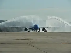 Rio de Janeiro/Roma, 30 de outubro de 2023 – A ITA Airways lançou hoje seu voo sem escalas entre o Rio de Janeiro e Roma. O voo inaugural, AZ 673, ligando as duas cidades partiu às 15h45 do aeroporto Rio de Janeiro-Galeão e foi operado com o Airbus A330neo da empresa, referência em termos de tecnologia, digitalização, inovação, eficiência, design e expressão máxima do Made in Italy. Para celebrar o lançamento da nova rota intercontinental que liga Brasil e Itália, uma cerimônia de corte de fitas foi realizada no Rio de Janeiro, com a presença de Emiliana Limosani, diretora comercial da ITA Airways e CEO Volare, Pierfrancesco Carino, vice-presidente de vendas internacionais da ITA Airways, Massimo Allegri, Gerente Regional Américas ITA Airways, Andrea Taddei, Country Manager Brasil ITA Airways, Alexandre Monteiro, CEO Aeroporto Galeão, Alessandro Cortese, Embaixador da Itália no Brasil, e Massimiliano Iacchini, Cônsul Geral da Itália no Rio de Janeiro. A expansão da ITA Airways em longa distância é um dos principais pilares da estratégia da companhia, pois além da rentabilidade, aumenta as conexões de curta distância, ajudando a expandir a capacidade da rede intercontinental. "Estou muito feliz de estar aqui hoje para inaugurar nosso novo voo direto do Rio de Janeiro para Roma. Este é o terceiro destino de longa distância que estamos abrindo em 2023, ano que marca o maior crescimento da ITA Airways no mercado intercontinental após a abertura de Washington e São Francisco na temporada de verão. - disse Emiliana Limosani, diretora comercial da ITA Airways e CEO Volare - Nosso objetivo é nos tornarmos a transportadora de referência para a mobilidade. O desenvolvimento da nossa rede tem um forte foco nos mercados onde há uma forte presença da comunidade italiana. Hoje, com o lançamento da rota Rio de Janeiro – Roma, demos um passo à frente em direção a esse objetivo". acrescentou a CCO. "O destino do Rio de Janeiro não está apenas desempenhando um papel estratégico para negócios e tráfego de cargas, mas também está fortalecendo ainda mais nossa expansão na América do Sul, um destino de férias favorito para os italianos e lar de milhões de pessoas de origem italiana. Com uma média de 21 voos semanais de ida e volta entre Brasil e Itália, as conexões são garantidas para todos aqueles que desejam viajar entre os dois Países". Com o lançamento do novo voo direto, a ITA Airways passará a operar 14 voos semanais entre Rio de Janeiro e Roma, que se somarão aos 28 voos semanais que já ligam São Paulo, a cidade mais populosa do Brasil, à capital italiana. Isso elevará o número total de voos semanais entre Brasil e Itália para 42, enquanto as conexões da ITA Airways entre a América do Sul e a Itália subirão para 56 voos semanais, incluindo os 14 voos semanais de Buenos Aires. A nova conexão sem escalas consolida o papel da ITA Airways como líder indiscutível em termos de tráfego direto entre a América do Sul e a Itália e confirma que a Companhia é a companhia aérea preferida das muitas comunidades italianas e locais no Brasil e na Argentina que escolhem suas aeronaves azuis para se sentirem "em casa" a partir do momento em que entram a bordo. A partir do Rio, os passageiros da ITA Airways podem voar para os principais destinos no Brasil, Chile e América do Sul, graças aos acordos de SPA com a LATAM e a GOL.