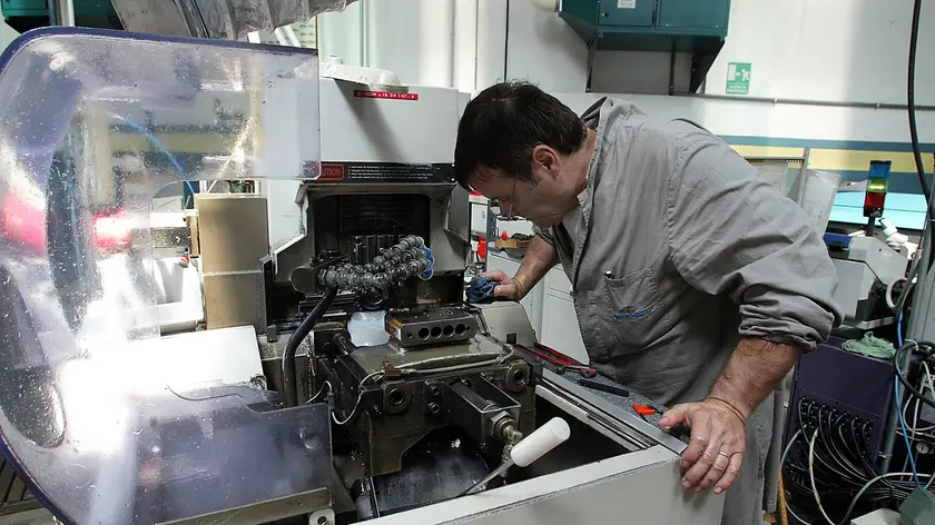 Un'operaio metalmeccanico al lavoro in un'immagine d'archivio. GIORGIO BENVENUTI-ARCHIVIO / dba