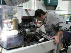 Un'operaio metalmeccanico al lavoro in un'immagine d'archivio. GIORGIO BENVENUTI-ARCHIVIO / dba