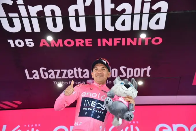 Carapaz ancora in maglia rosa