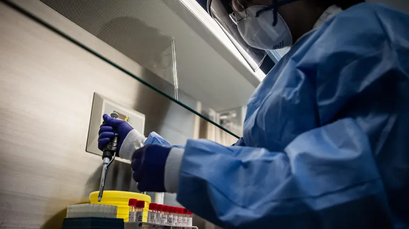 16/04/2020 Bergamo; Il laboratorio di analisi dell' Ospedale Papa Giovanni XXIII dove vengono effettuati i test sui tamponi per rilevare la presenza di Covid-19