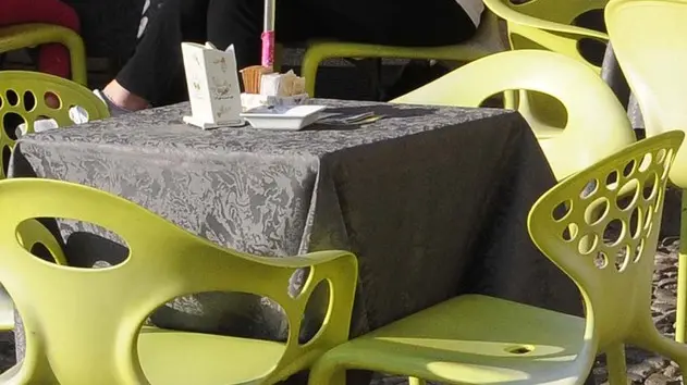 Udine 18 Maggio 2015. Sesso sui tavolini di un bar di Piazza Matteotti in centro. Petrussi Foto Press - Petrussi Diego