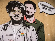 11/02/2020 Roma, "Stavolta andrÃ tutto bene." Questa Ã¨ la frase che la street artist Laika MCMLIV, nella sua nuova opera, mette in bocca a Giulio Regeni. Regeni si rivolge con queste parole a Patrick George Zaki, ricercatore dell'Alma Mater di Bologna, noto per il suo impegno nel campo dei diritti umani e LGBT, arrestato venerdÃ¬ scorso mentre si trovava in Egitto e, stando a quanto riferito dal suo avvocato, sottoposto a torture da parte della polizia egiziana. Il poster, apparso nella notte tra il 10 e l'11 febbraio a Roma, in via Salaria, sul muro che circonda Villa Ada, a pochi passi dell'Ambasciata d'Egitto.