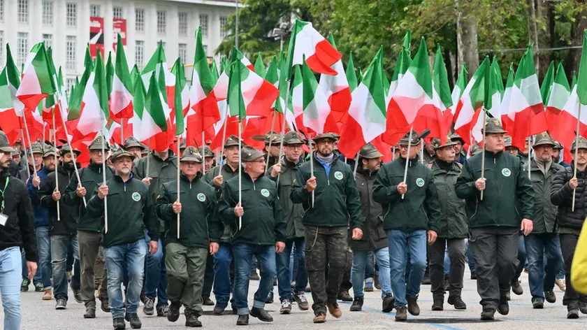 La sfilata degli alpini (Foto Petrussi)