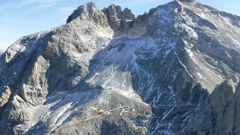 Il Corno Grande del Gran Sasso, visto dalla vetta del Corno Piccolo. In alto da sinistra, la Vetta orientale (mt 2903), la Vetta centrale (mt 2893), il Torrione Cambi (mt 2875) e la Vetta occidentale (mt 2912). In basso a sinistra, il rifugio Franchetti (mt 2433). Pietracamela (Teramo), 14 ottobre 2017. ANSA/STEFANO SECONDINO