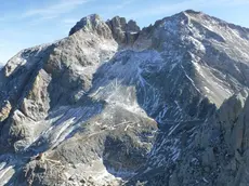 Il Corno Grande del Gran Sasso, visto dalla vetta del Corno Piccolo. In alto da sinistra, la Vetta orientale (mt 2903), la Vetta centrale (mt 2893), il Torrione Cambi (mt 2875) e la Vetta occidentale (mt 2912). In basso a sinistra, il rifugio Franchetti (mt 2433). Pietracamela (Teramo), 14 ottobre 2017. ANSA/STEFANO SECONDINO