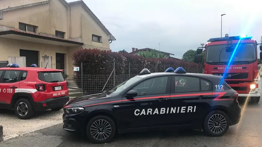 Carabinieri e vigili del fuoco sul luogo dell'esplosione