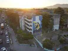 epa11116398 Aerial photograph of a mural alluding to President Nayib Bukele on the facade of a multi-family building, in San Salvador, El Salvador, 31 January 2024. The candidates for the Presidency of El Salvador put an end to a long electoral campaign that began on 03 October 2023 and during which there has hardly been any political debate, largely because the current president Nayib Bukele starts as the great favorite, with more than 80%, according to surveys. EPA/VLADIMIR CHICAS