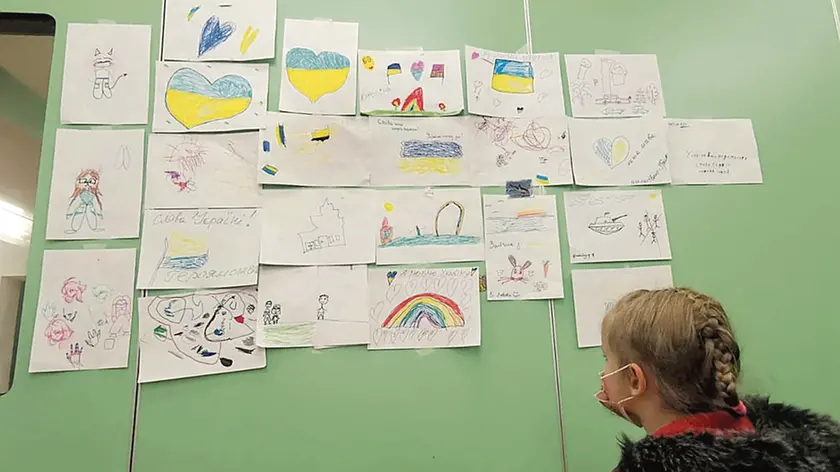 I primi disegni dei bambini ucraini che si sono vaccinati a Udine © Foto Petrussi
