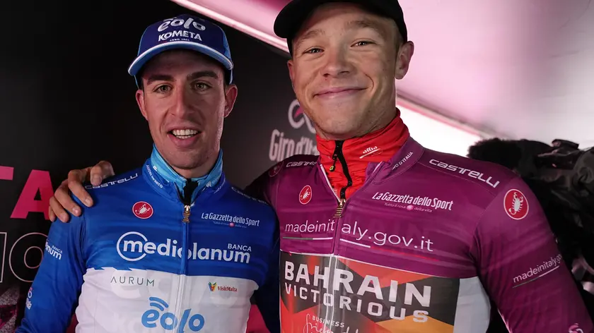 Davide Bais , nuova maglia di leader della montagna con la maglia ciclamino Jonathan Milan: i due correvano da under 23 nel Team Friuli