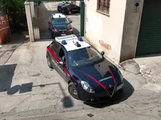 Dalle 4 è in corso una operazione antidroga dei carabinieri tra Bisceglie e Trani: 16 le persone arrestate. All'operazione stanno partecipando circa 100 carabinieri per dare esecuzione all'ordinanza applicativa di misura cautelare, emessa dal Gip del Tribunale di Trani e dal Gip del Tribunale dei minorenni di Bari, su richiesta delle rispettive Procure, nei confronti degli i indagati: 5 in carcere,10 agli arresti domiciliari e un minore, all'epoca dei fatti, collocato in comunità, ritenuti gravemente indiziati, a vario titolo, di cessione, offerta in vendita, distribuzione e commercializzazione di sostanze stupefacenti di cui si approvvigionavano in Bari. I particolari dell'operazione saranno illustrati nel corso di una conferenza stampa che si terrà oggi alle 10,30 al Comando Provinciale Carabinieri di Barletta-Andria-Trani ANSA/CARABINIERI +++ ANSA PROVIDES ACCESS TO THIS HANDOUT PHOTO TO BE USED SOLELY TO ILLUSTRATE NEWS REPORTING OR COMMENTARY ON THE FACTS OR EVENTS DEPICTED IN THIS IMAGE; NO ARCHIVING; NO LICENSING +++ NPK