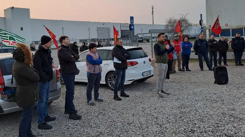 Alcuni momenti del presidio di ieri fuori dallo stabilimento Modine di Pocenia animato dai lavoratori fin dalle 6 del mattino, orario d’inizio del primo turno
