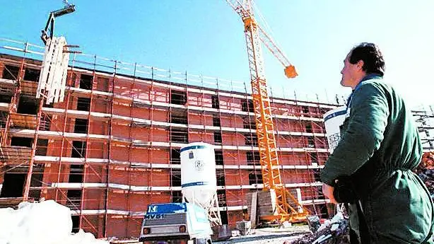 CASA: CENSIS; PER IL MATTONE E' RECORD ACQUISTI, 3 AL MINUTO. IN SEDICI MESI LE FAMIGLIE ITALIANE HANNO INVESTITO 191 MLD. Una immagine d'archivio del cantiere di un edificio destinato ad abitazioni. Negli ultimi sedici mesi (gennaio 2003-aprile 2004) le famiglie italiane hanno investito per l'acquisto di una casa 191,3 miliardi di euro, un record mai raggiunto prima d'ora, sia per volume di compravendite che per capacità di spesa. Il dato arriva dal Censis secondo il quale ogni giorno lavorativo si comprano 3.700 case, al ritmo di tre al minuto. L'investimento medio e' stato di 167.800 euro per alloggio. SILVI /ARCHIVIO ANSA/ li