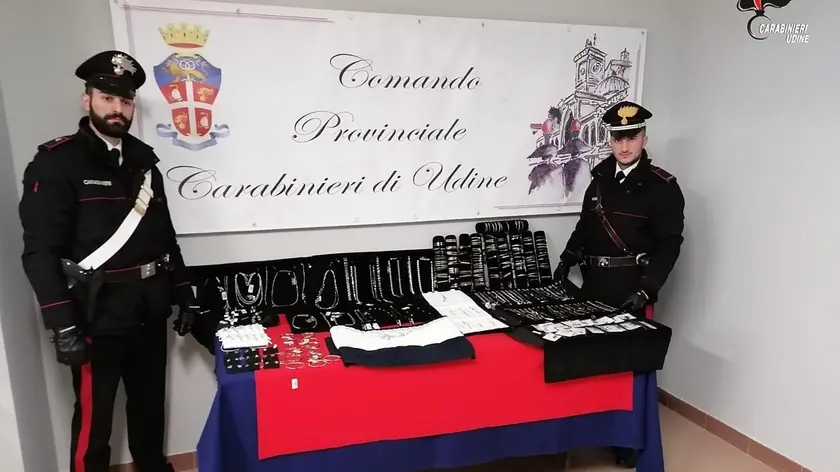 I carabinieri con i gioielli rubati e poi trovati nell’auto dei tre arrestati