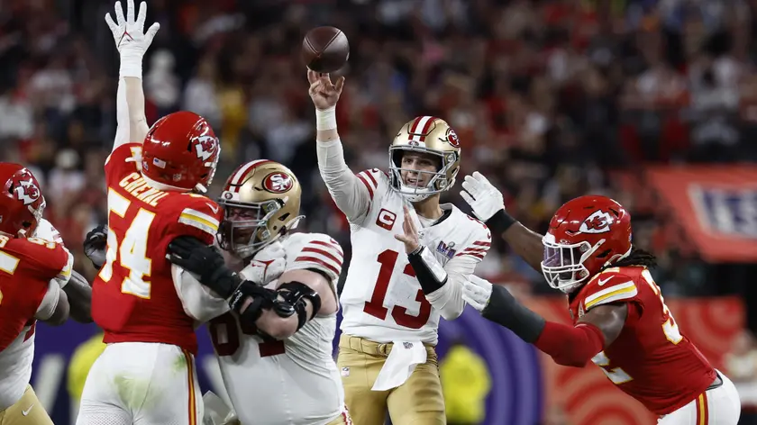 epa11146433 San Francisco 49ers quarterback Brock Purdy (C) passes to San Francisco 49ers running back Christian McCaffrey during the first half of Super Bowl LVIII between the Kansas City Chiefs and the San Fransisco 49ers at Allegiant Stadium in Las Vegas, Nevada, USA, 11 February 2024. The Super Bowl is the annual championship game of the NFL between the AFC Champion and the NFC Champion and has been held every year since 1967. EPA/JOHN G. MABANGLO