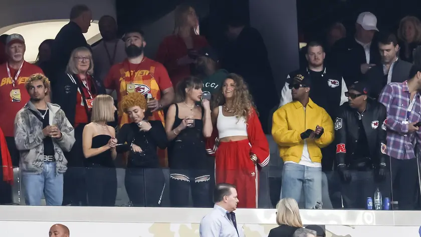 epa11146367 US actress Blake Lively (3-R) and US singer Taylor Swift (4-L) watch pre-game ceremonies at the start of Super Bowl LVIII between the Kansas City Chiefs and the San Fransisco 49ers at Allegiant Stadium in Las Vegas, Nevada, USA, 11 February 2024. The Super Bowl is the annual championship game of the NFL between the AFC Champion and the NFC Champion and has been held every year since 1967. EPA/JOHN G. MABANGLO