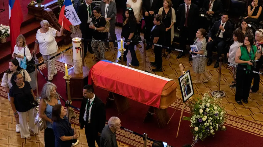 epa11137072 Mourners pay their respect at the coffin of late former Chilean president Sebastian Pinera during the wake at the old Congress in Santiago, Chile, 08 February 2024. Pinera, who died on 06 February in a helicopter crash, will have a state funeral 09 February 2024. EPA/AILEN DÍAZ