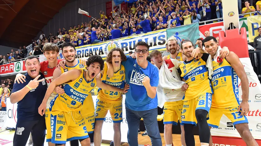 L'esultanza della Gesteco Cividale dopo la vittoria contro Cantù (foto Petrussi)
