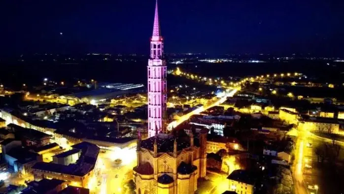 Il campanile di Mortegliano, il più alto d’Italia, illuminto di rosa in vista della tappa del Giro (Foto Petrussi)