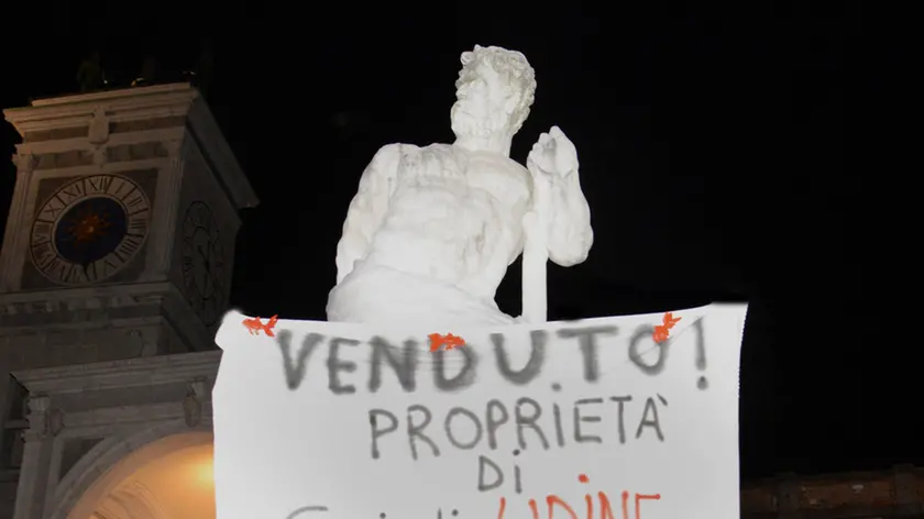 Udine 1 Aprle 2016 pesce piazza libertà © Petrussi Foto Press - Massimo Turco