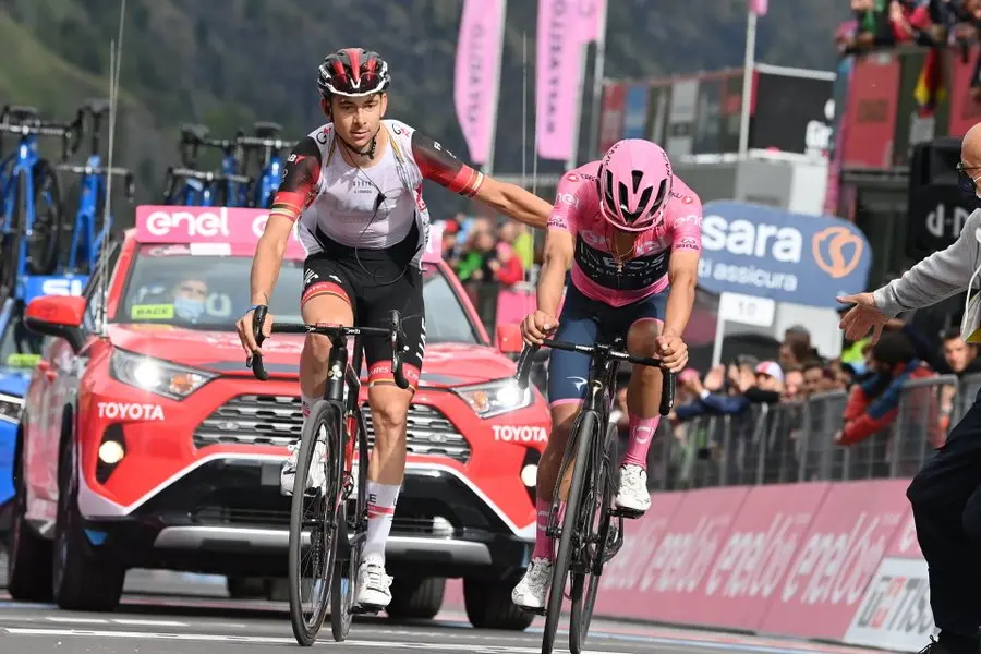 Carapaz arriva al traguardo consolato da Formolo