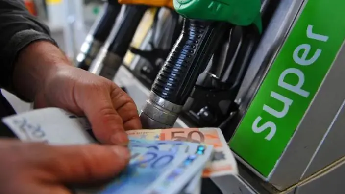 Attualmente il carico fiscale totale (accise più Iva) sulla benzina è di 1,041 euro al litro