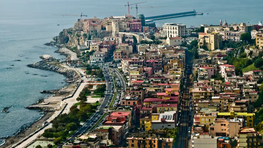 Pozzuoli vista dall'alto, in fondo il Rione Terra