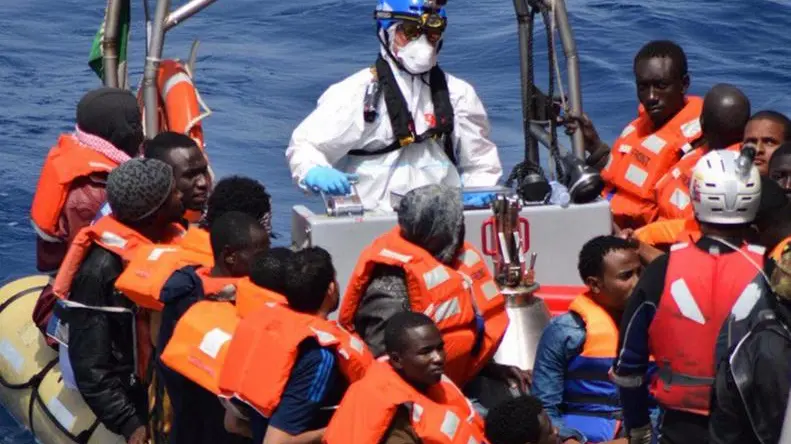 Un momento del soccorso di un gommone con 101 migranti da parte della nave Bettica della Marina Militare impegnata nell'operazione Mare sicuro, il 28 maggio 2016. ANSA/ US MARINA MILIARE +++ NO SALES - EDITORIAL USE ONLY +++