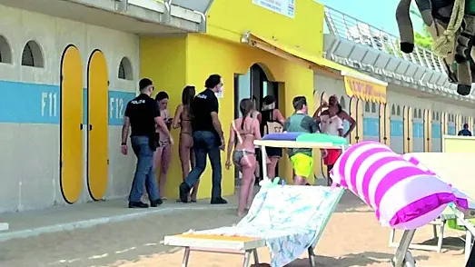 L’accesso dalla spiaggia al Punto blu gestito da Sogit a Pineta