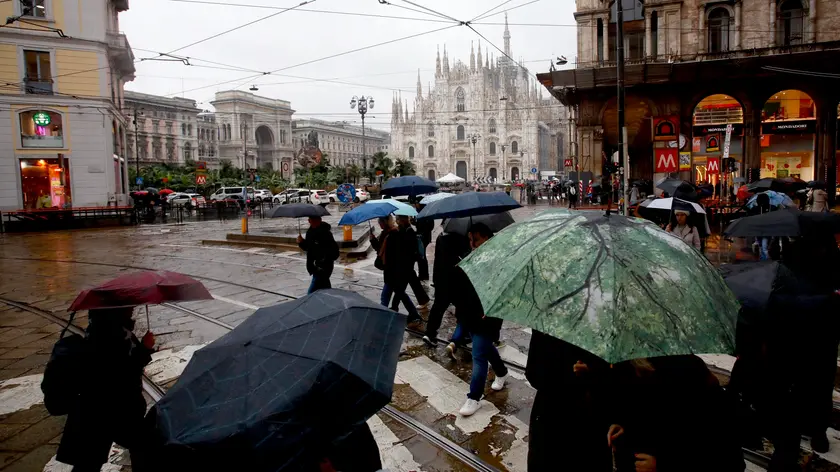 Maltempo e pioggia in centro a Milano, 2 novembre 2023./// Bad weather and rain in Milan, Italy, 02 November 2023. The Atlantic storm Ciaran driven by a deep cyclone near the British Isles will be in Italy in the next few hours over the northern and central Tyrrhenian regions. The weather will be disturbed until Sunday, then high pressure will be back. ANSA/MOURAD BALTI TOUATI