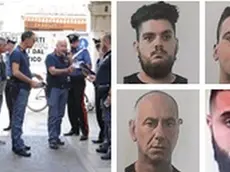 Agenti di Polizia sul luogo della rapina e, a destra, i quattro banditi: in alto, Daniele Giuliano e Nevio Cavallo; in basso, Massimo Cangiano e Pasquale La Montagna
