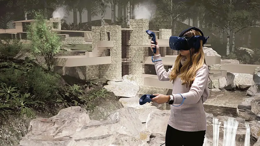 Una studentessa sta visitando la Casa sulla cascata: con un casco e le mani “bioniche” è riuscita a entrare in una delle architetture più note al mondo