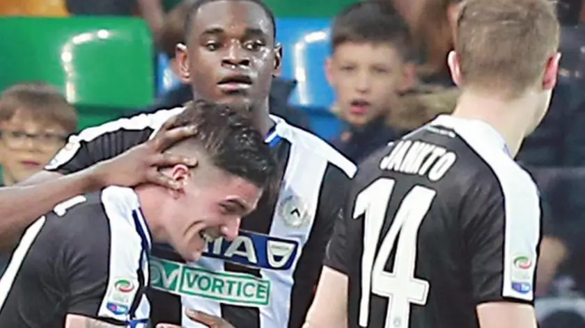 Udinese's forward Duvan Estevan Banguera Zapata jubilates with his teammates after scoring the goal (2-1) during the Italian Serie A soccer match Udinese vs Palermo at Friuli stadium in Udine, Italy, 19 March 2017. ANSA/ALBERTO LANCIA