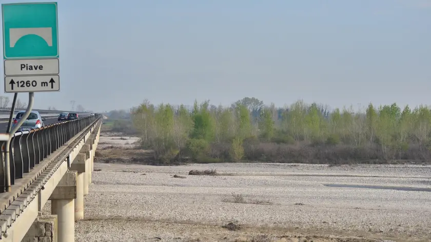 Una panoramica del letto arido del Piave, in località Priula nel trevigiano, dove la portata del fiume è al minimo, ripresa il 31 marzo 2012. ANSA/ANDREA MEROLA