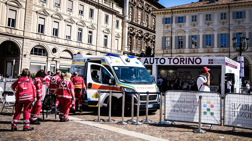 Ambulanza sul luogo inchedente auto su folla in piazza San Carlo dove un'auto è piombata sulla folla durante il salone dell'auto. Torino 15 settembre 2024 ANSA/TINO ROMANO