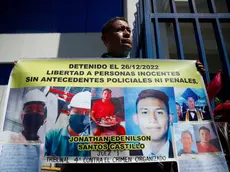 epa11491932 A family member of a young man detained under the state of emergency displays a banner outside the headquarters of the Attorney General's Office in Antiguo Cuscatlan, El Salvador, 22 July 2024. Lawyers from the civil organization Socorro Juridico Humanitario (SJH) accused Minister of Security Gustavo Villatoro and Director of Penitentiary Centers Osiris Luna before the Attorney General's Office on 22 July 2024 for crimes against humanity allegedly committed under the state of emergency, which has been in effect in El Salvador since March 2022 to combat gangs. EPA/Rodrigo Sura