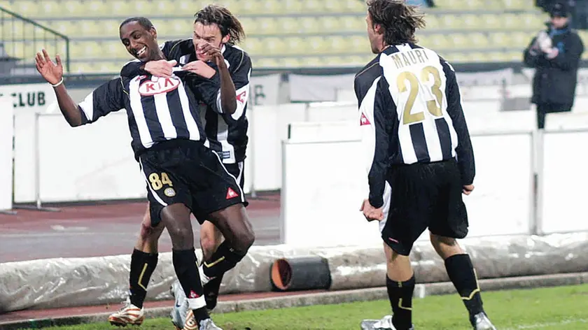 Goitom festeggiato da Jankulovski e Mauri dopo il gol all'Inter