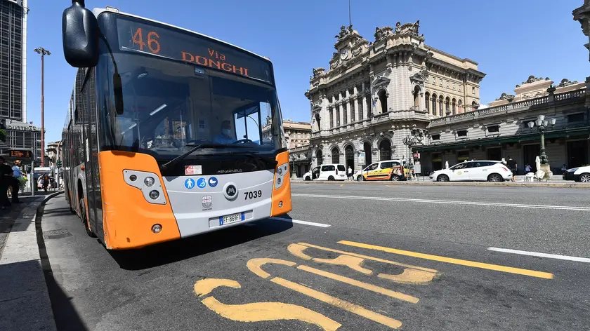 Passeggeri su autobus con la mascherina, da settembre dovrebbero avere anche il green pass per poter salire a bordo. Genova, 25 agosto 2021. ANSA/LUCA ZENNARO