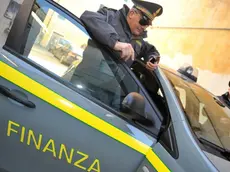 Una pattuglia della Guardia di Finanza al lavoro in provincia di Pisa, oggi 10 gennaio 2012. Dopo il blitz cortinese dell'Agenzia delle Entrate questa volta il fisco e' entrato in azione a Pisa..ANSA/FRANCO SILVI