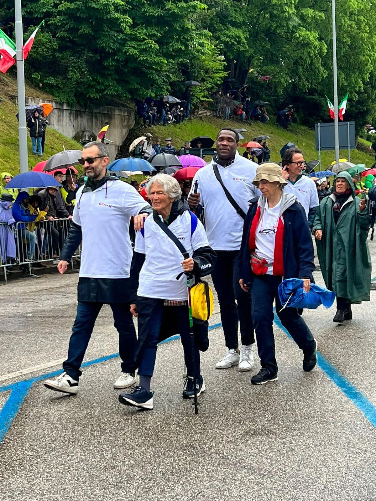 Tantissima emozione per la sfilata degli alpini: marciano 70 mila penne nere. Presente anche il presidente del consiglio, Giorgia Meloni, che ha indossato il cappello da alpino. Ad aprire il corteo lo striscione dell'Adunata (Alpini, la più bella famiglia) seguiti dalla Fanfara della Julia e dal gonfalone di Udine. Dopo in marcia le portatrici carniche, uno striscione dedicato a Cainero e il labaro con il ministro della Difesa Crosetto (Foto Petrussi, Seu, Cescon)