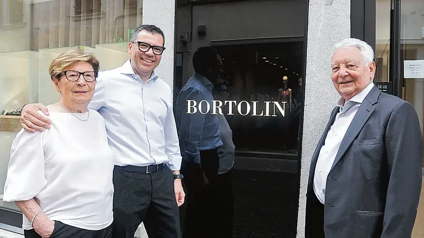 Giovanni Bortolin, a destra, con il figlio Marco e la moglie Bruna (foto Petrussi)