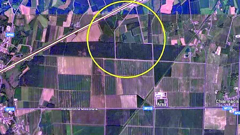 Nel tondo giallo l’area in cui dovrebbe sorgere il parco agrivoltaico, al confine con Porpetto