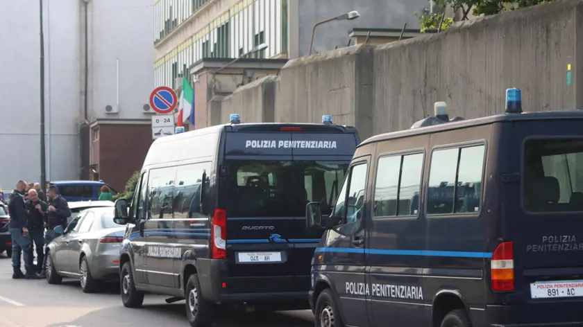 Squadre della Polizia di Stato e agenti della Penitenza nei pressi del carcere minorile Beccaria di Milano, dove alcune decine di detenuti hanno messo in atto una rivolta, Milano, 29 maggio 2024. ANSA/ PAOLO SALMOIRAGO