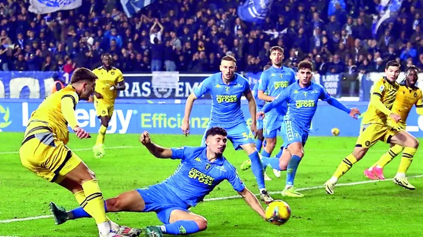 Al 71’ della ripresa la "parata" di Cacace sulla conclusione di Lucca (foto Petrussi)