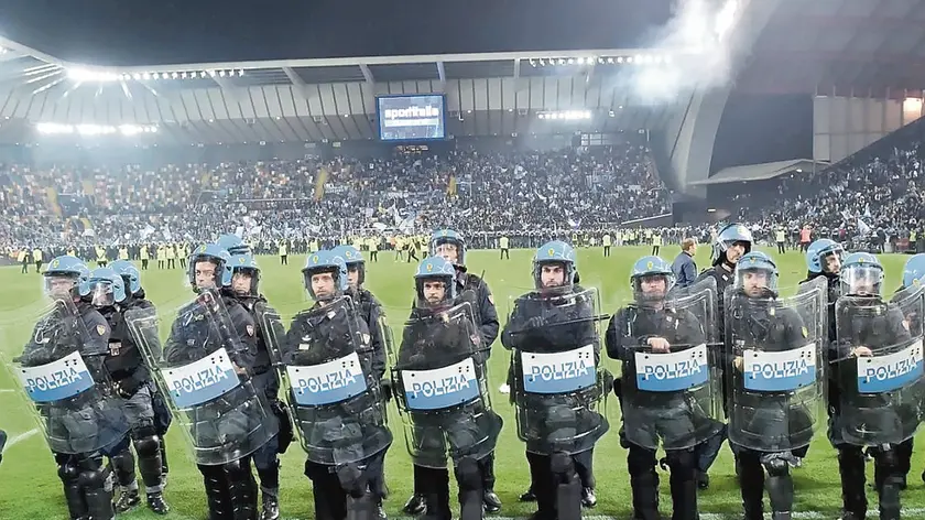 Il cordone di Polizia all’interno dello stadio Friuli al termine di Udinese-Napoli: una scena che si spera di non rivedere per Spezia-Verona