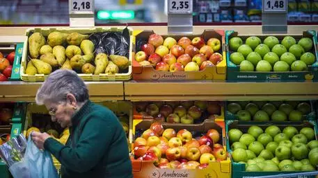 L'interno di supermercato a Roma. ANSA/ANGELO CARCONI