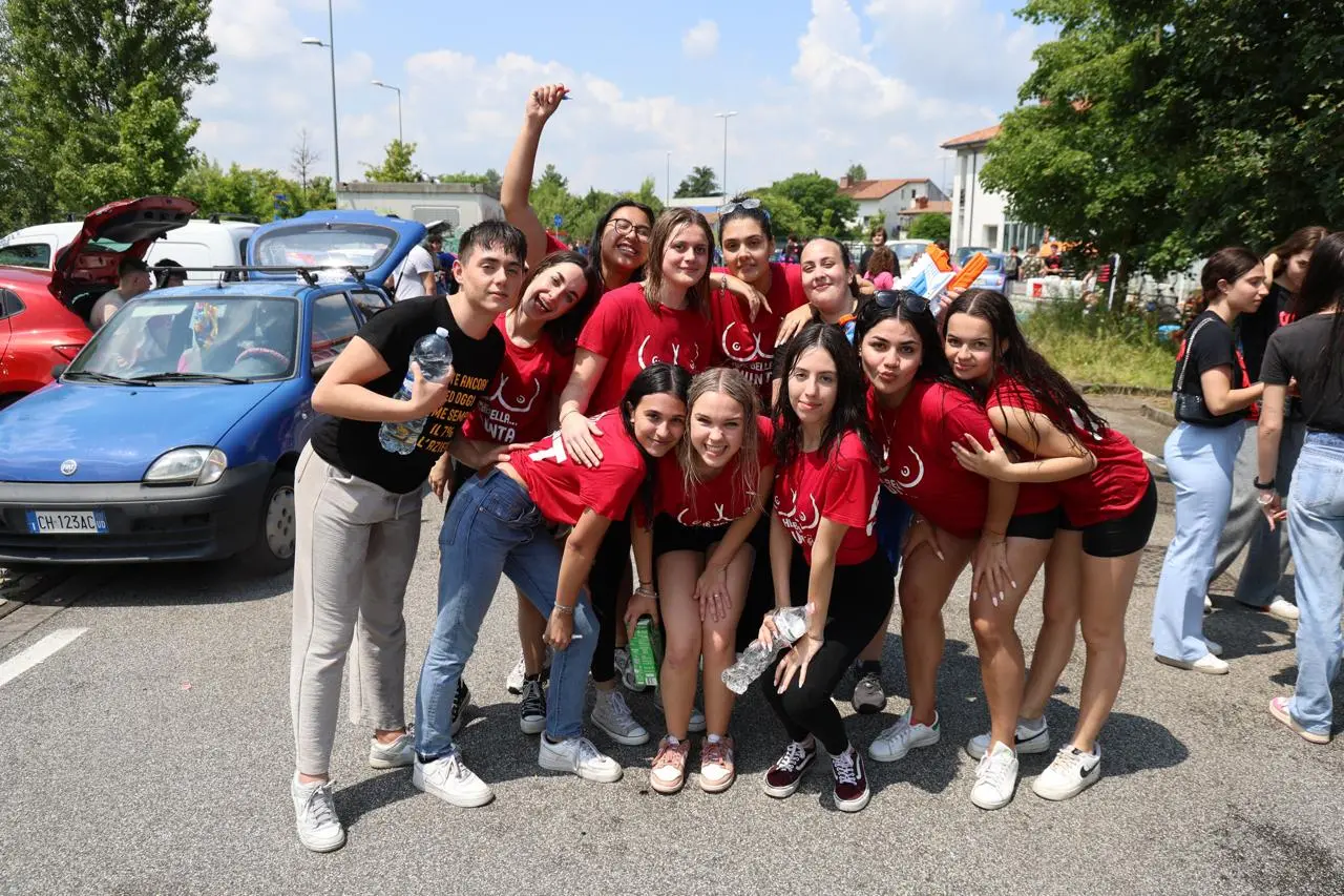 Una tradizione oramai consolidata a Udine: gli studenti, al termine delle lezioni, decidono di "rinfrescarsi" con bottiglie d'acqua e gavettoni (Foto Petrussi)