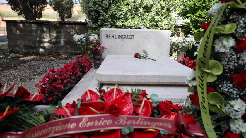 La tomba di Enrico Berlinguer al cimitero Flaminio a Roma, 11 giugno 2019. Oggi una delegazione del Partito Democratico, composta dalla vicesegretaria Paola De Micheli, dai parlamentari Enrico Borghi e Francesco Verducci in rappresentanza dei gruppi di Camera e Senato, in occasione del 35/mo anniversario della scomparsa di Enrico Berlinguer, ha partecipato alla cerimonia di commemorazione svoltasi presso il Cimitero Flaminio. ANSA/ ALESSSANDRA CHINI